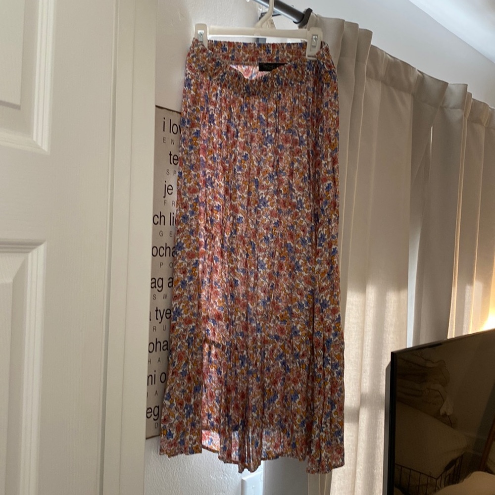 Size small midi skirt floral